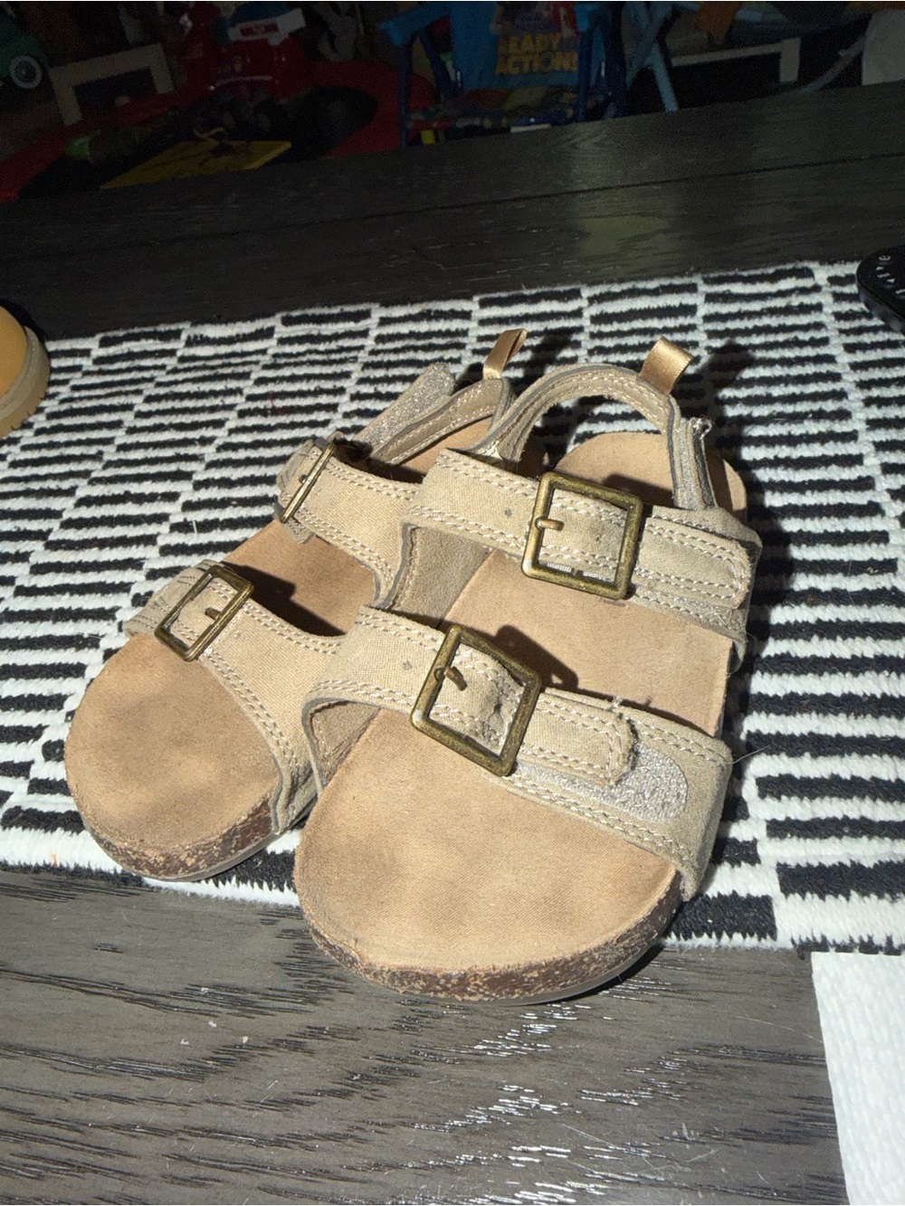 OshKosh B'Gosh Bruno toddler sandals size 8.